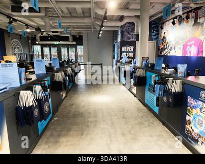 Manchester, Regno Unito - 16 novembre 2025: Vivace negozio per stadi con marchio blu che vende abbigliamento e accessori. Foto Stock