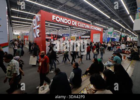 Guadalajara, Messico. 6 dicembre 2025. La gente partecipa alla 39a Fiera Internazionale del Libro di Guadalajara all'Expo Guadalajara. Il 6 dicembre 2025 a Guadalajara, Messico. (Foto di Carlos Santiago/ credito: Eyepix Group/Alamy Live News Foto Stock