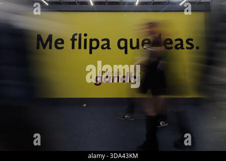 Guadalajara, Messico. 6 dicembre 2025. La gente partecipa alla 39a Fiera Internazionale del Libro di Guadalajara all'Expo Guadalajara. Il 6 dicembre 2025 a Guadalajara, Messico. (Foto di Carlos Santiago/ Eyepix Group/Sipa USA) credito: SIPA USA/Alamy Live News Foto Stock