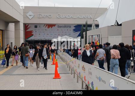 Guadalajara, Messico. 6 dicembre 2025. La gente partecipa alla 39a Fiera Internazionale del Libro di Guadalajara all'Expo Guadalajara. Il 6 dicembre 2025 a Guadalajara, Messico. (Foto di Carlos Santiago/ Eyepix Group/Sipa USA) credito: SIPA USA/Alamy Live News Foto Stock