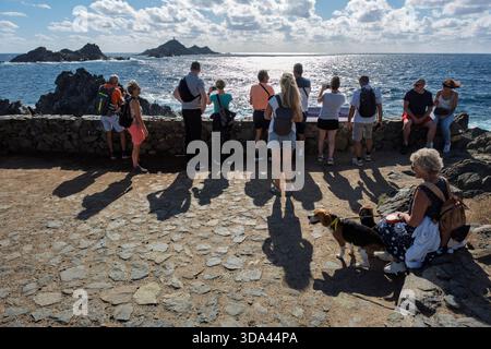 Turisti al punto panoramico Îles Sanguinaires , Pointe dela parata, Ajaccio, Corsica, Francia Foto Stock