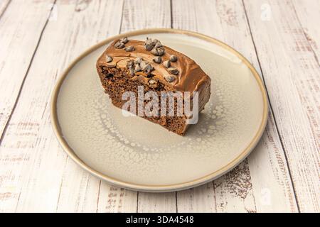 Torta al cioccolato intensa con centro ganache fuso, presentata come una porzione individuale con gelato alla vaniglia e salsa di lamponi Foto Stock