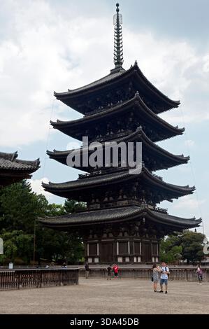 Pagoda giapponese a cinque piani al Tempio Kofukuji (興福寺), la seconda pagoda di legno più alta del Giappone, con i suoi 50 metri, è un punto di riferimento nella città di Nara, in Giappone. Foto Stock
