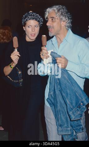 Heidi Klum e il marito Ric Pipino assistono ad uno spettacolo di "The Seagull" al Delacorte Theatre di Central Park a New York City il 21 agosto 2001. Foto di Henry McGee/MediaPunch Foto Stock
