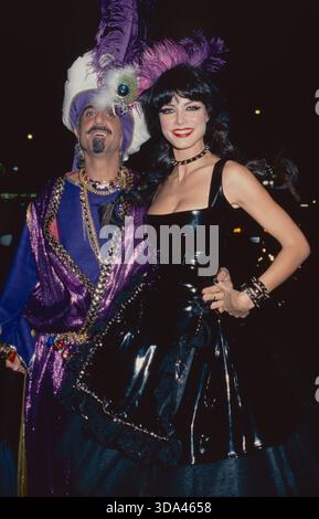 Heidi Klum e il marito Ric Pipino al party di Halloween di Heidi Klum all'Hudson Hotel di New York City il 31 ottobre 2000. Foto di Henry McGee/MediaPunch Foto Stock