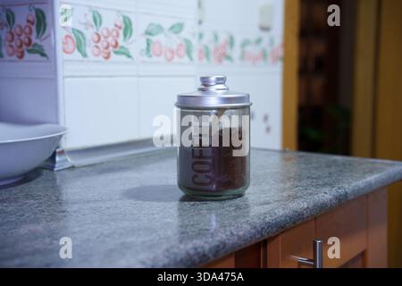 Ambiente di preparazione del caffè, ambiente intimo per la preparazione della birra con illuminazione calda e dettagli floreali Foto Stock