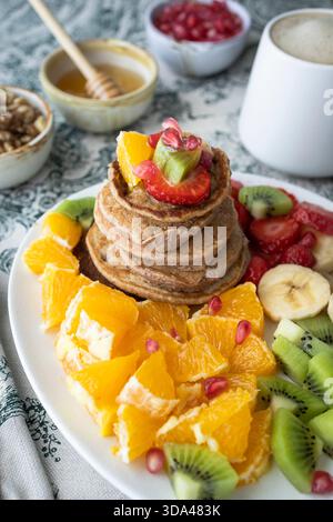 Deliziosa pila di pancake senza glutine serviti con Macedonia di frutta fresca. Foto Stock