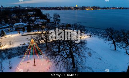 Fotografia aerea dell'annuale Holiday Fantasy in Lights, messa in scena dall'IBEW e da altri donatori, Olin Park, Madison, Wisconsin, USA. Foto Stock