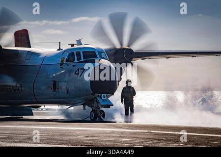 Un C-2A Greyhound, attaccato al “Rawhides” del Fleet Logistics Support Squadron (VRC) 40, si prepara al lancio dalla cabina di pilotaggio della classe Nimitz Foto Stock