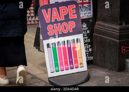 LONDRA, REGNO UNITO. 16 febbraio 2025. Cartello Vape Shop nella città di Londra. Foto Stock