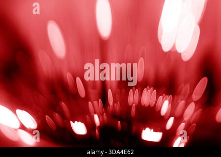 Luci rosse sfocate che creano uno sfondo astratto per le feste, perfetto per feste e feste Foto Stock