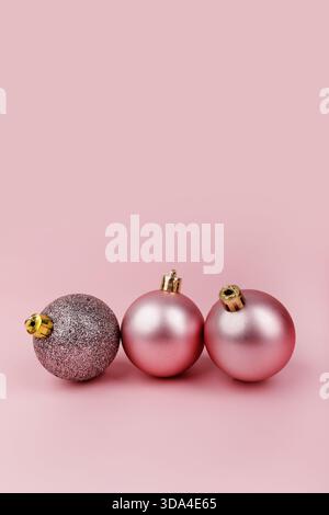 palline di natale rosa con spazio per le copie in alto Foto Stock