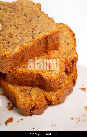 Fette piene di pane umido per torta di carote, perfette per un dolce dessert Foto Stock