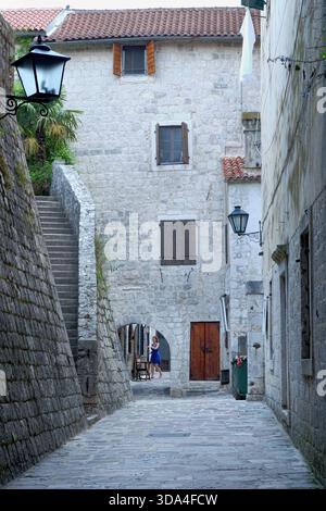 Strada medievale nel centro storico di Kotor, Montenegro Foto Stock