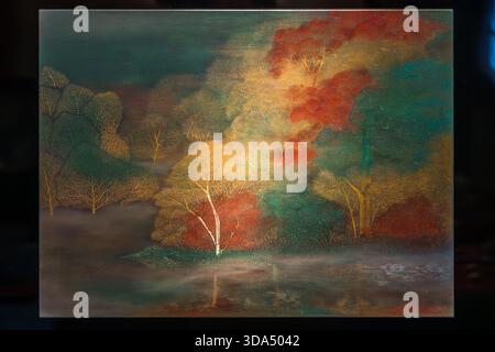 Pittura laccata Urushi con un motivo della foresta autunnale: Alberi in rosso, oro, verde e blu benzina su uno sfondo scuro con riflessi sull'acqua - creati utilizzando strati di vernice Urushi colorata. Shiojiri, Prefettura di Nagano, Giappone Foto Stock
