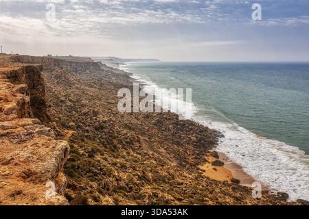 Costa frastagliata con vista sull'oceano Foto Stock