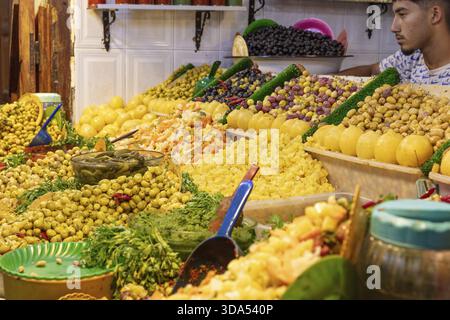 Una gamma colorata di mercati con una varietà di frutta e verdura Foto Stock