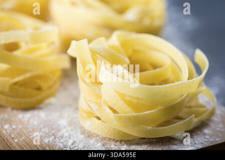 Tagliatelle italiane appena preparate, cucina casalinga Foto Stock