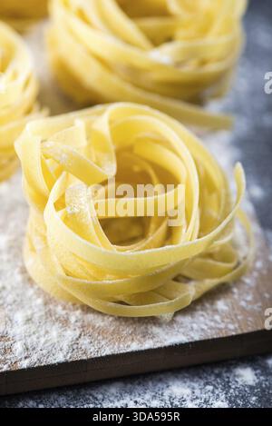 Tagliatelle italiane appena preparate, cucina casalinga Foto Stock