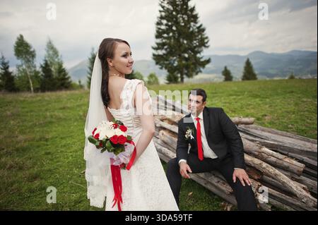 Coppia di nozze sui Carpazi. Lo sposo si trova sulle tavole Foto Stock