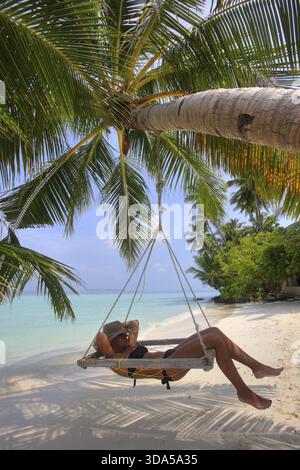 Ragazza rilassante sull'amaca, Biyadhoo island, Maldive Foto Stock