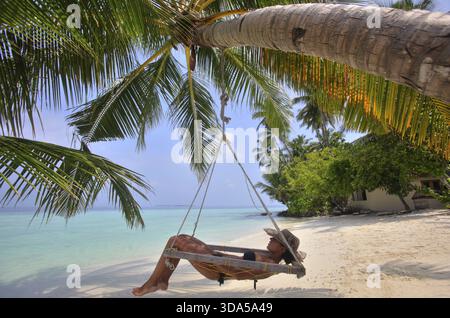 Ragazza rilassante sull'amaca, Biyadhoo island, Maldive Foto Stock