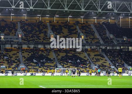 Molineux, Wolverhampton lunedì 8 dicembre 2025. Una visione generale delle tribune scattate durante la partita di Premier League tra Wolverhampton Wanderers e Manchester United a Molineux, Wolverhampton, lunedì 8 dicembre 2025. (Foto: Stuart Leggett | mi News) crediti: MI News & Sport /Alamy Live News Foto Stock