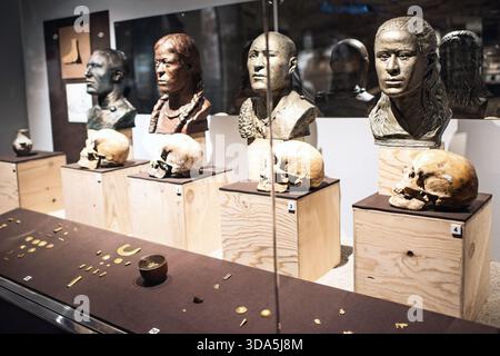 Ricostruzioni facciali di antichi popoli dai loro teschi: Abakan, Russia - 12 giugno 2024 Foto Stock