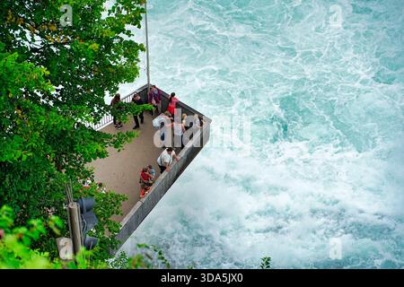 Piattaforma di osservazione sulle turbolente acque di Rheinfall, Svizzera Foto Stock