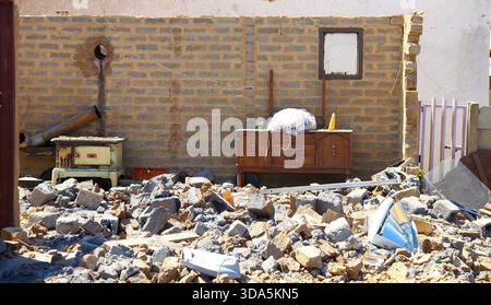 Johannesburg, Sud Africa - 04 Ottobre 2011: Tornado case danneggiate in un piccolo Sud Africa Township Foto Stock