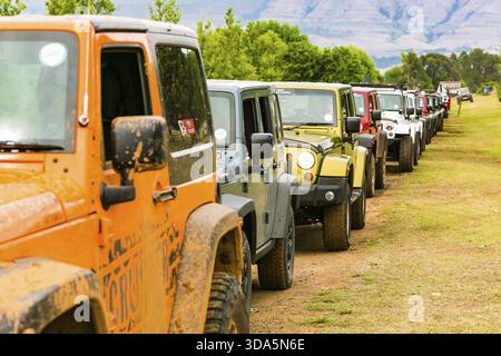 Harrismith, Sud Africa - 02 Ottobre 2015: Convoglio Jeep 4x4 Driver Training Camp nel Drakensberg Foto Stock