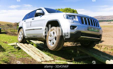 Harrismith, Sud Africa - 02 Ottobre 2015: 4x4 ostacolo di formazione del conducente a Camp Jeep nel Drakensberg Foto Stock