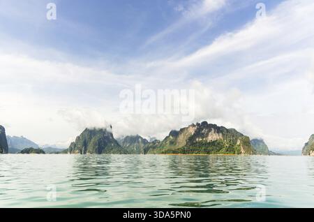 Isola Bella e verde lago in estate alla diga di Ratchaprapha, Khao Sok National Park, Surat Thani Provincia, Guilin della Thailandia Foto Stock