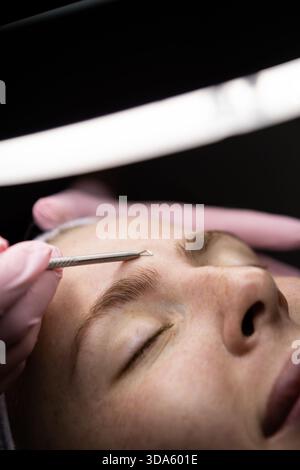 Primo piano di un trattamento viso. Nomina estetista di una donna matura caucasica Foto Stock