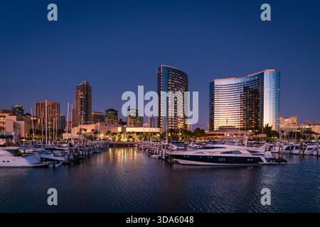 Vista del porticciolo di San Diego e del centro convegni dopo il tramonto Foto Stock