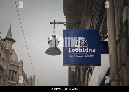 VALENCIA, SPAGNA - 12 APRILE 2025: Vista sulla strada di un cartello del negozio Leonidas a Valencia, Spagna. Confiseries Leonidas è un produttore belga di cioccolato e ret Foto Stock