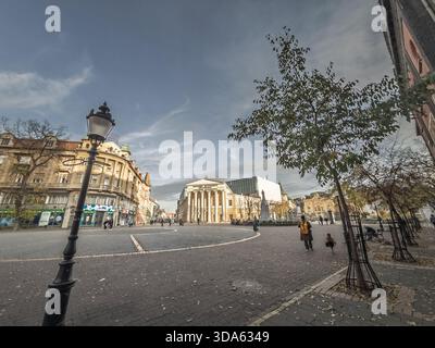 SUBOTICA, SERBIA - 16 NOVEMBRE 2025: TRG Republike a Subotica con il Teatro Nazionale sullo sfondo. È la piazza principale di Subotica, città in Foto Stock