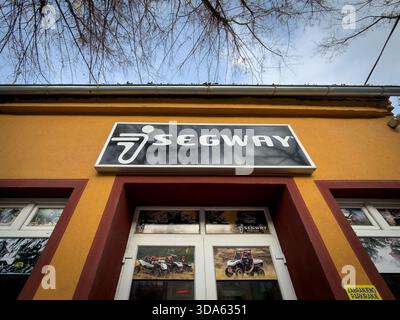 SUBOTICA, SERBIA - 16 NOVEMBRE 2025: Vista ravvicinata del logo Segway su un rivenditore a Subotica, Serbia. Il Segway è uno scooter elettrico sospeso. Foto Stock