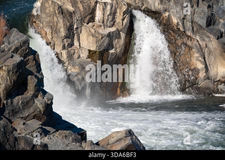 Primo piano delle rapide che si infrangono sulle rocce frastagliate del fiume Potomac al Great Falls National Park, Virginia, USA Foto Stock