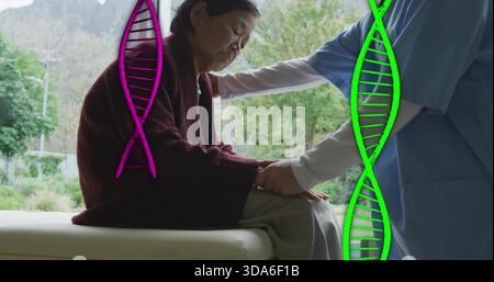 Seduto anziano in cardigan marrone tenendo la mano dell'infermiera in scrub blu sul tavolo dell'esame, sovrapposizioni di DNA Foto Stock