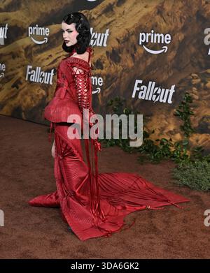Los Angeles, Stati Uniti. 8 dicembre 2025. Emma Norton arriva alla seconda stagione di "Fallout'" di Amazon prime Video in anteprima presso l'Academy Museum of Motion Pictures l'8 dicembre 2025 a Los Angeles, CA. © Starbuck/AFF-USA.COM credito: AFF/Alamy Live News Foto Stock