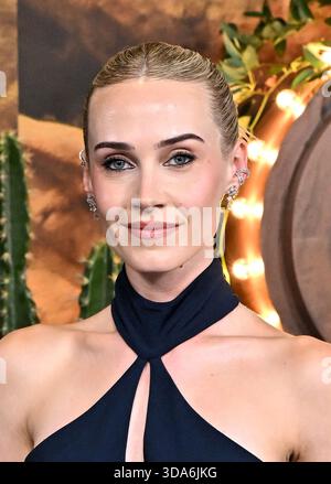 Los Angeles, Stati Uniti. 8 dicembre 2025. Annabel o'Hagan arriva alla premiere della seconda stagione di "Fallout'" di Amazon prime Video tenutasi all'Academy Museum of Motion Pictures l'8 dicembre 2025 a Los Angeles, CA. © Starbuck/AFF-USA.COM Credit: AFF/Alamy Live News Foto Stock