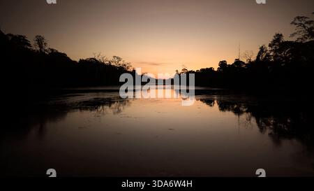 Il bellissimo tramonto sul cielo è dorato Foto Stock