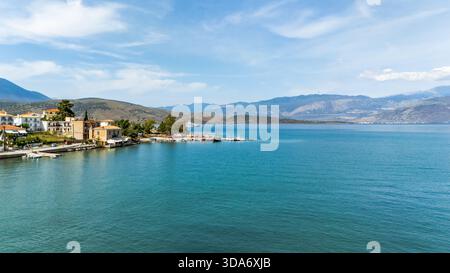Veduta aerea da droni di Galaxidi, una città costiera della Grecia centrale, catturata in primavera. Case tradizionali con tetti in terracotta, acque blu calme e un Foto Stock