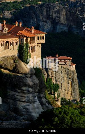 Grecia, Tessaglia, Kalambaka, Meteora, patrimonio dell'umanità dell'UNESCO, monastero di Varlaam e monastero di Roussanou Foto Stock