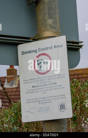 Cartello "zona controllo bevande alcoliche" sulla spiaggia di Sandown sull'isola di wight, Regno Unito, cartello che vieta di bere alcolici nell'area designata Foto Stock