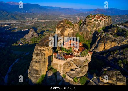 Grecia, Tessaglia, Kalambaka, il sito di Meteora, patrimonio dell'umanità dell'UNESCO, il monastero di Varlaam e il grande monastero di Meteoron Foto Stock