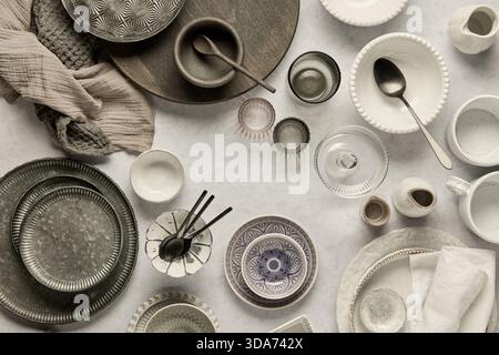 vari accessori fotografici per alimenti su superficie bianca del tavolo, vista dall'alto. composizione piatta Foto Stock