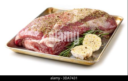 carne di maiale cruda fresca con aglio e spezie isolate su fondo bianco Foto Stock