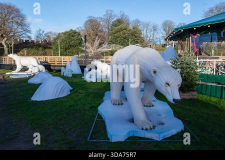 Mostra modelli di orsi polari al Winter Wonderland accanto al castello di Cardiff, su ghiaccio artificiale con decorazioni stagionali. Foto Stock